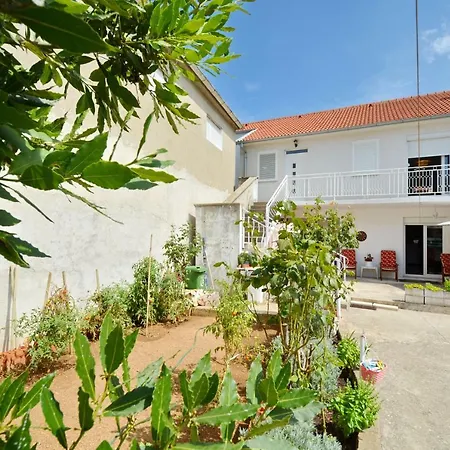 Pan Apartment *